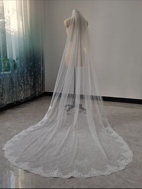 White Lace Bridal Veil with Scalloped Edge